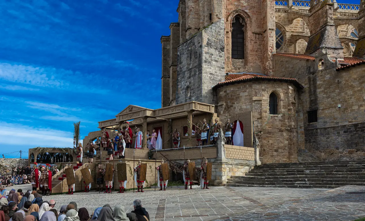 Fotografía del escenario principal de la Pasión Viviente, palacio de Pilato, bajo la iglesia de Santa María, en Castro-Urdiales, 2025